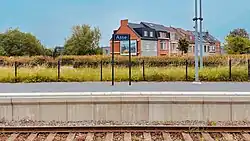 Plaatsnaambord op het perron