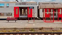 Naambord op een perron