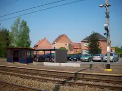 Parking, fietsrekken en wachthuisje