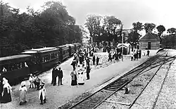 Tramstation te Bergen (N.H) aan de tramlijn Alkmaar – Bergen: aan Zee, met links een stoomtram naar Alkmaar; circa 1909.