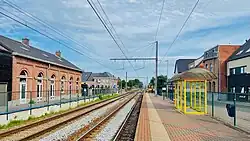 Zicht op de sporen en perron