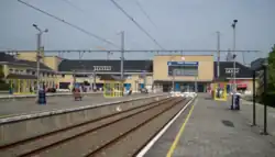 Algemeen gezicht op het in 2013 gesloopte stationscomplex en de sporen