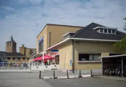 Voormalig stationsgebouw met Sint-Antoniuskerk links