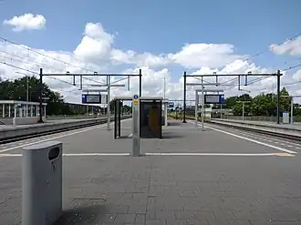 De perrons van het station in 2024.