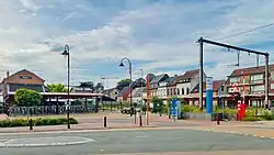 Ingang en overweg aan het station