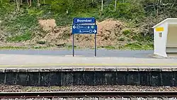 Naambord op een perron