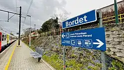 Naambord op een perron