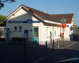 Stationsgebouw Bornem in 2010 toen het nog wit was.