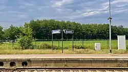 Plaatsnaambord op het perron