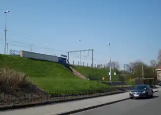 Zicht stationscomplex vanop straat