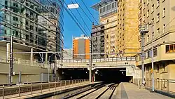 De tunnels buiten het station