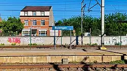 Naambord op een perron