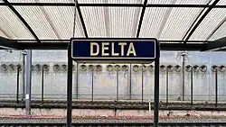 Naambord op een perron