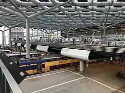 Tramplatform met daaronder de treinen.