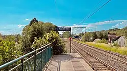 Plaatsnaambord op einde perron