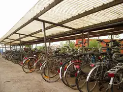 Fietsenrek zoals waargenomen in mei 2009 (momenteel is dit reeds vervangen door een modernere variant)