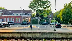 Naambord op een perron