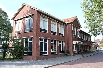 Het gebouw met exact dezelfde afmetingen dat op de fundamenten van het oude station is gebouwd.
