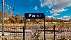 Naambord op een perron