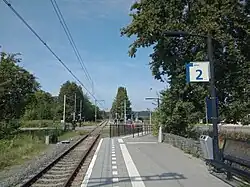 Perrons aan weerszijden van spoorwegovergang