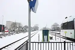 Vertrekkende trein in de sneeuw