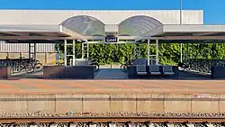 Plaatsnaambord aan de fietsenparking (2021)