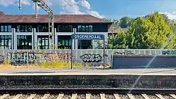 Naambord op een perron