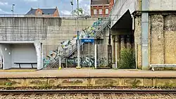 Plaatsnaambord op een perron