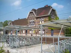 Fietsenstalling nabij het voormalige stationsgebouw