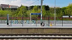 Naambord op een perron