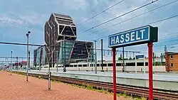 Het gerechtsgebouw in de achtergrond