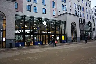 Ingang van het station, 2025