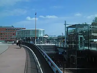 Het vernieuwde station van Helmond, foto genomen vanaf nieuwe voetgangers- en fietsbrug.