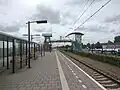 Het perron en de loopbrug.