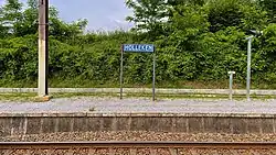 Plaatsnaambord op een perron