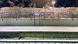 Naambord op een perron