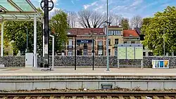 Een plaatsnaambord op de perrons