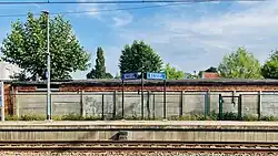 Plaatsnaambord op het perron