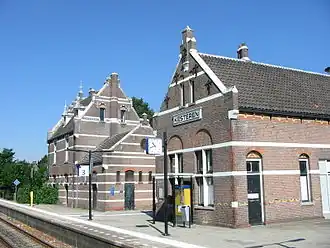 Stationswachterswoning en de kopgevel van het stationsgebouw