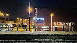 Naambord op een perron