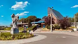 Het huidige gebouw in de achtergrond