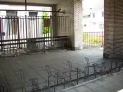 Fietsenstalling, ondergebracht in het voormalige stationsgebouw
