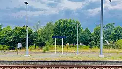 Plaatsnaambord op het perron