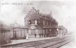 Oude postkaart met stationsgebouw (waar de trapgevels nog aanwezig zijn)