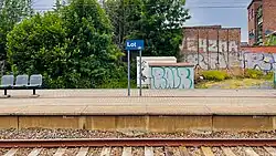 Plaatsnaambord op het perron