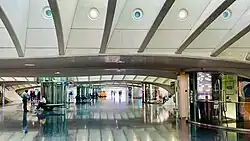 Doorgang onder het station