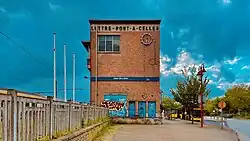 De zijkant van het station