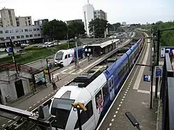 Twee treinen van Arriva op het station; een FLIRT en een GTW