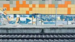 Naamborden op een perron