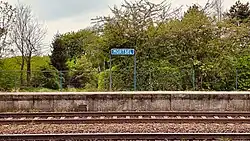 Naambord op een perron